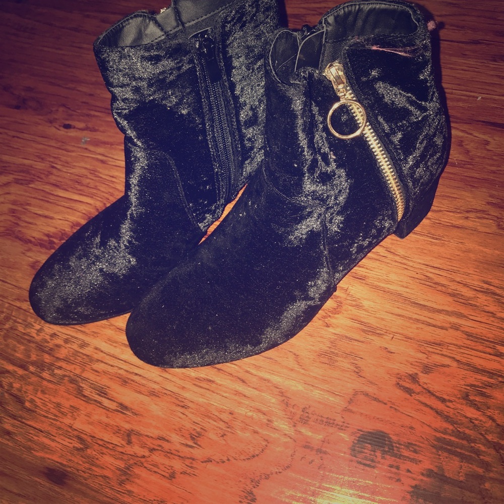 Crushed velvet black booties